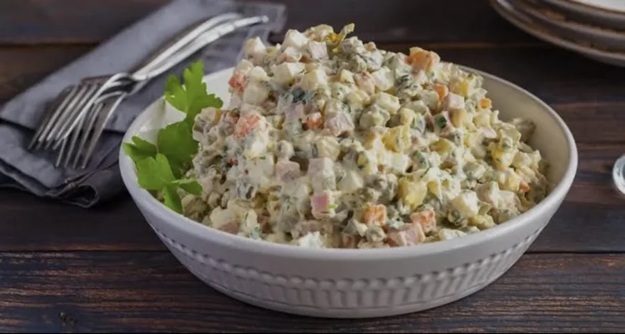 Салат оливье с курицей