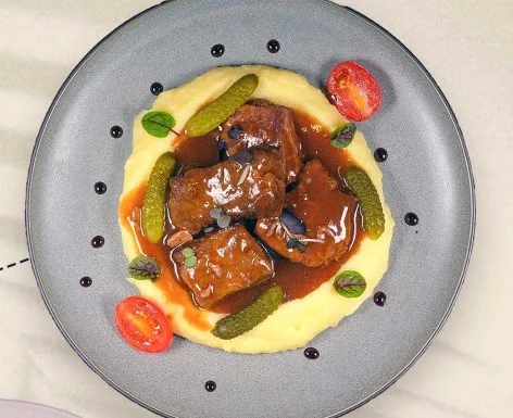 Beef Cheeks with Mashed Potatoes